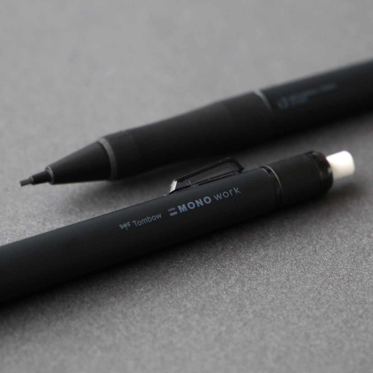 トンボ商品ピックアップ 「モノワーク フルマットブラック」 “1.3㎜”太