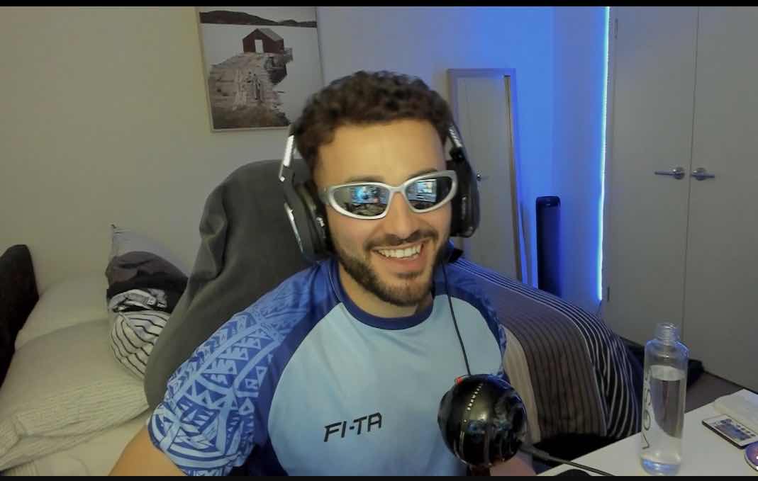 we are going live playing destiny 2 for the first time in a minute twitch.tv/rarehuh