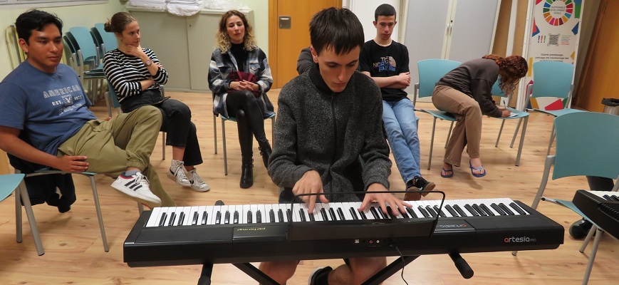 MUnibertsitatea's tweet image. ✒️ 🎹 Idazketa tailerra, kakorrratz, autozainketa eta piano ikastaroak, eta musika eta dantza egin dute Biteri ikastetxeko egoilarrek azken aste hauetan. 
Informazioa: ow.ly/aOji50TQyHJ  

#BiteriIKastetxea #LearningFromReality
#LearningFromPeople