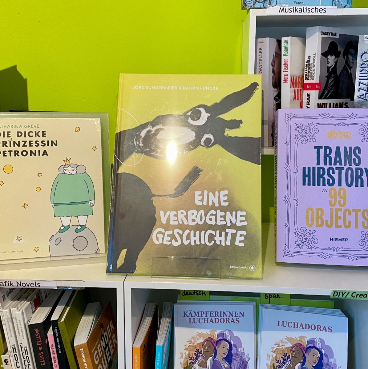 Jörg Sundermeier (@sundermeierjorg) on Twitter photo In der Buchhandlung Die gute Seite, Berlin: das Kinderbuch „Eine verbogene Geschichte“ von Katrin Funcke und mir (<a href="/bahoebooks/">Bahoe Books</a>).
Zum Buch: bahoebooks.net/buch/eine-verb… In der Buchhandlung Die gute Seite, Berlin: das Kinderbuch „Eine verbogene Geschichte“ von Katrin Funcke und mir (<a href="/bahoebooks/">Bahoe Books</a>).
Zum Buch: bahoebooks.net/buch/eine-verb…