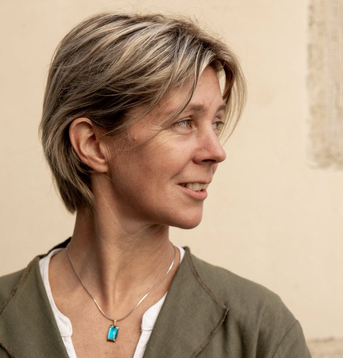 Sandrine Collette és una de les finalistes del 122è Premi Goncourt del 2024, un dels guardons literaris més prestigiosos de França, per la seva obra "Madelaine avant l'aube". L’autora ha estat destacada per la crítica com una de les principals candidates a guanyar el premi.