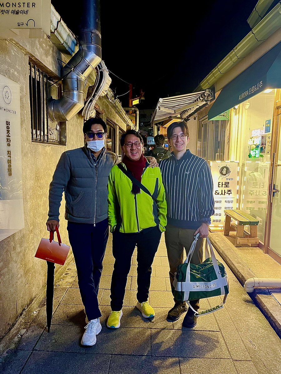 CurtisSChin's tweet photo. #Korea 🇰🇷: #IkseonDong #익선동
So, I posted these 3 📸s on IG — https://t.co/I4HdCO8QOP — & a fan of #Siwon combined the 3: https://t.co/BZfYrnkpOn
#ImOKwithThat. Cheers! No #CulinaryClassWars here, just good food, friends, & support #foreverychild. Go #Unicef! @UNICEF_EAPRO! https://t.co/vEDpmnifow