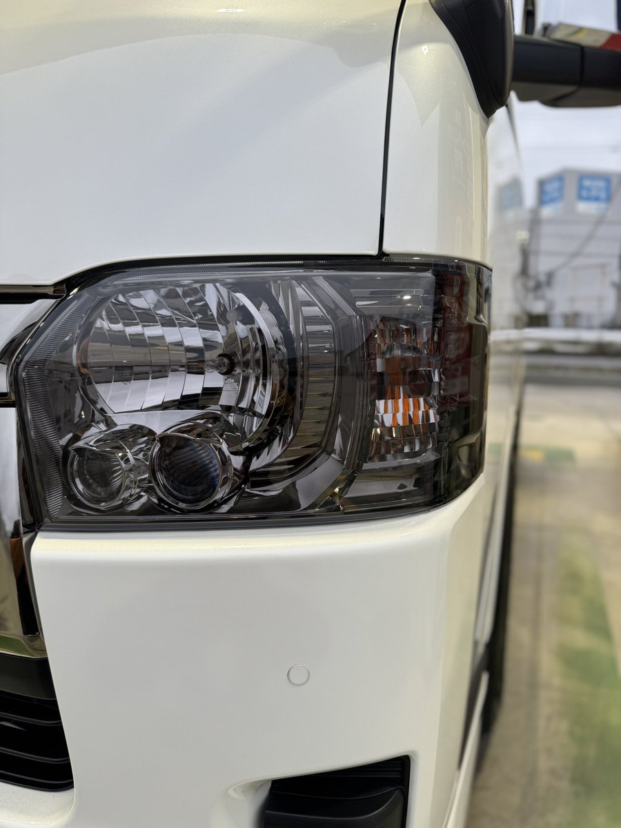 Shutaro0555's tweet photo. ハイエース🚐ヘッドライトスモークPPF
純正だとちょっと物足りない気がして貼ってみたらかっこよくなった👍👍

#ハイエース https://t.co/e96hnvZUhI