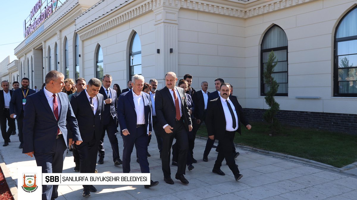sanliurfabld's tweet photo. Şanlıurfa Büyükşehir Belediyesi olarak @tarihikentler Birliği'nin Ekim Ayı Encümen Toplantısına ev sahipliği yapıyoruz.

Ankara Büyükşehir Belediyesi Başkanı ve Tarihi Kentler Birliği Başkanı Sayın Mansur Yavaş, Şanlıurfa Büyükşehir Belediye Başkanımız Sayın Mehmet Kasım Gülpınar'la bir araya geldiler.

Tüm Başkanlarımıza ve heyetlerimize Tarihin Başkenti Şanlıurfa'ya hoş geldiniz diyoruz. 

@mansuryavas06 @aksuoktay @orhan_adnan @MuratOrhanMut @goncakoksal48 @GulsahDurbay @mrizayalcinkya @mhrpolat