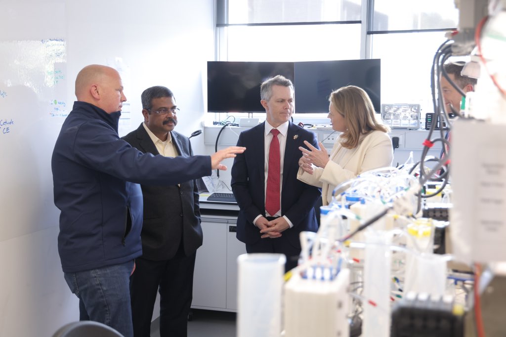 dpradhanbjp's tweet photo. Had an excellent visit to @MonashUni, which has welcomed Indian students since the late 1960s.

Got insights into their research & innovation ecosystem and plans to strengthen educational ties with Indian institutions through its New India Plan. Also toured the Innovation Lab & Center for Nanofabrication—impressive facilities supporting talent in driving ideas into impactful innovations.