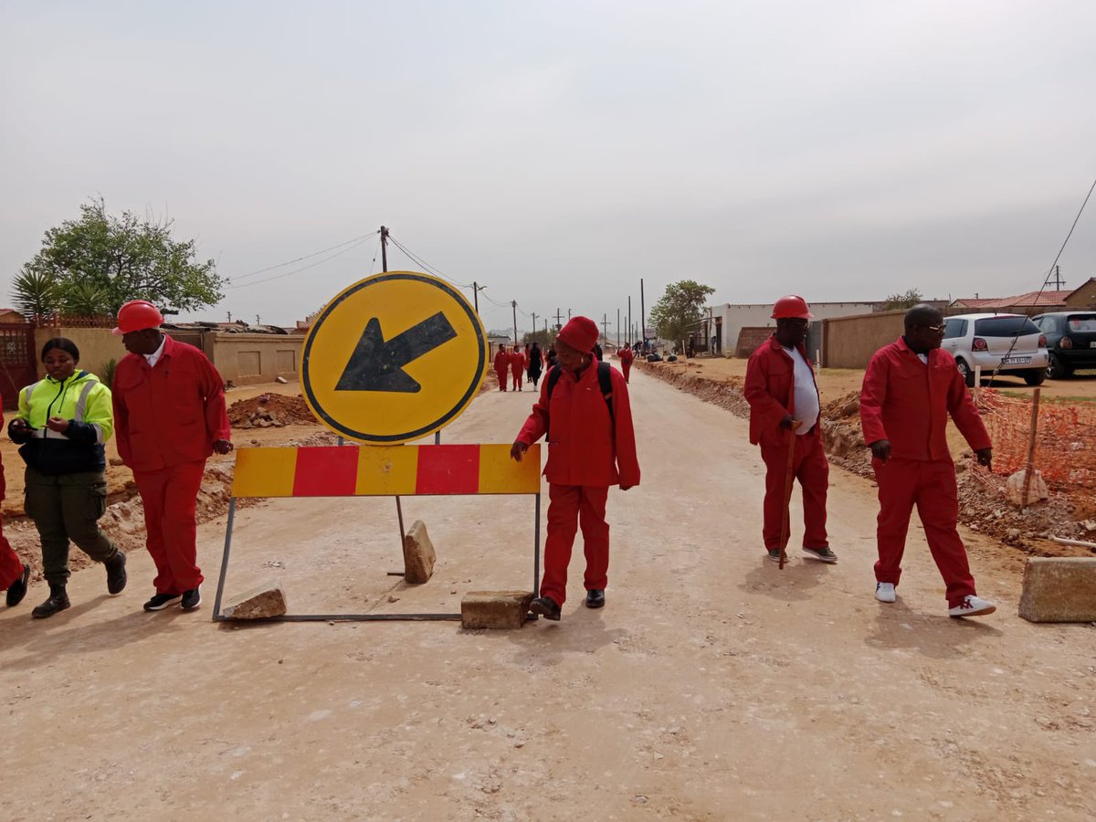 Lebo_TheSmart's tweet photo. EFF is meking us prowd ✊🏿❤️💚🖤 https://t.co/r1kUjlXJ4p
