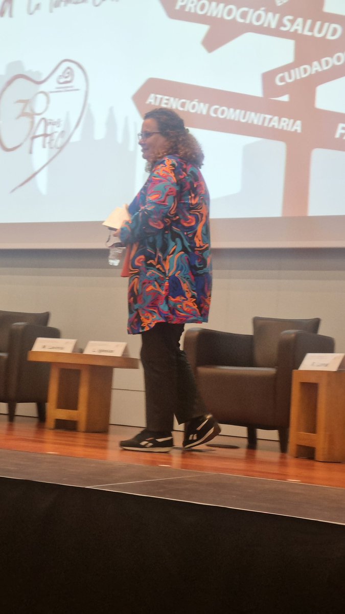 AECTUIT's tweet photo. Mención especial a nuestra brillantísima "moderatriz" @erreleo que nos ha sorprendido con sus historias, su humor y también sus lágrimas. Bravo Rocío!! 👏
#aecponferrada24 https://t.co/EBSozcTQoV