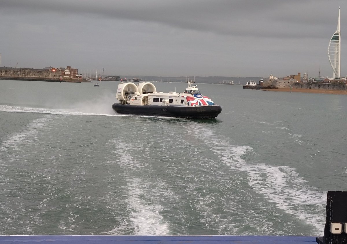 Trebormaharg's tweet image. The @HovertravelLtd #hovercraft powerslides through the wake of the @wightlinkferry #FastCat as I leave #Portsmouth harbour heading for the #IsleofWight. Awesome! 😍 #Engineering #flyingbeast