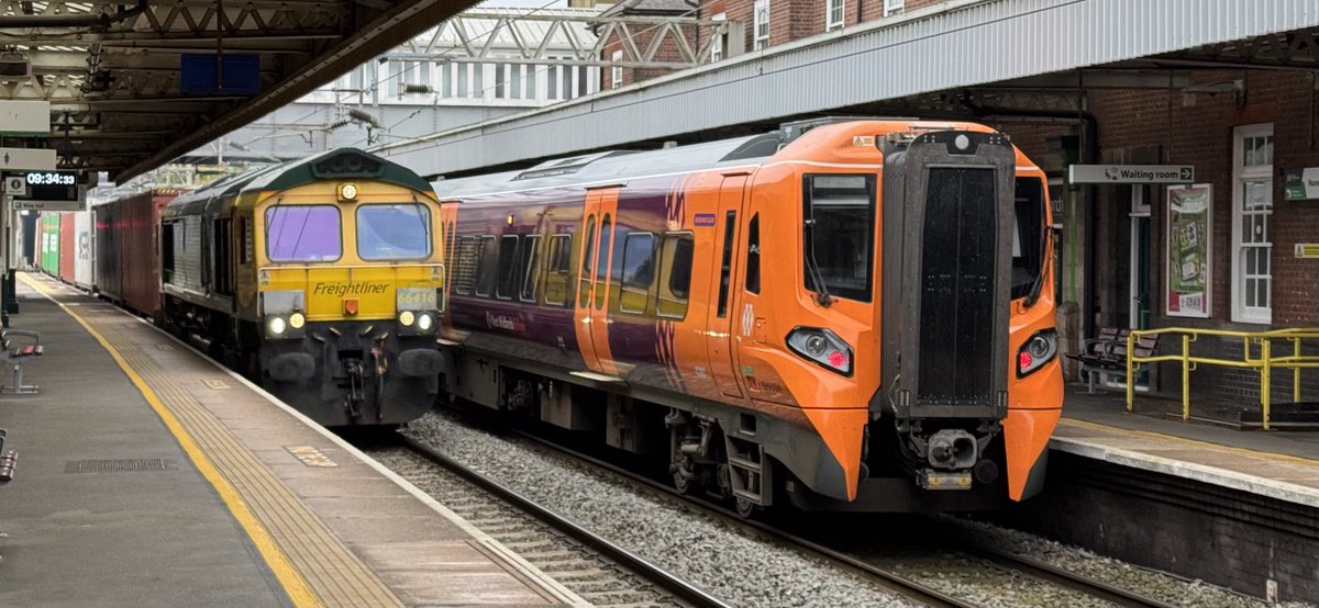 Percypotter49's tweet image. 66416 and 196004 side by side @ Nuneaton 4M69 0300 Felixstowe North F.L.T. to Trafford Park F.L.T. #class66 #class196
