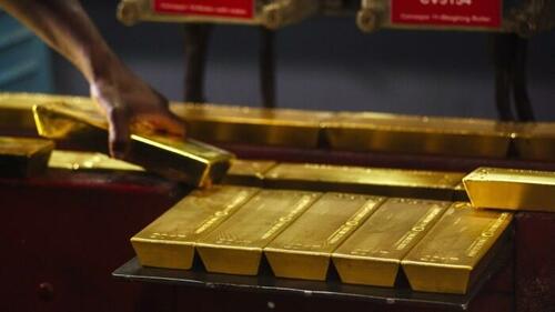 elmercurioAON's tweet photo. El precio récord del oro refleja la fragmentación del sistema global: 

Más países diversifican reservas alejándose del dólar, impulsados por la desconfianza en EEUU y el auge de alternativas financieras, erosionando la hegemonía del sistema financiero occidental.