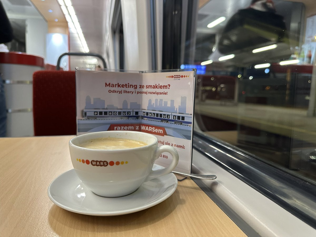MarcelKlinowski's tweet photo. Większość połączeń do Białegostoku jest realizowanych pojazdami typu 🚄 #ED160 #Dart wyprodukowanych przez @pesabydgoszcz wyposażonych w 🍽️☕️ przedział gastronomiczny.
Wyjątkiem jest #TLK15103 #Biebrza, który jedzie bardzo okrężną trasą do Trójmiasta - przez Siedlce, Czeremchę, Białystok, Ełk, Olsztyn i Elbląg. Ma też dwukrotnie dłuższy czas przejazdu do Białegostoku. Warto na to zwrócić uwagę przy planowaniu podróży 😊
#PociągiemPrzezPolskę