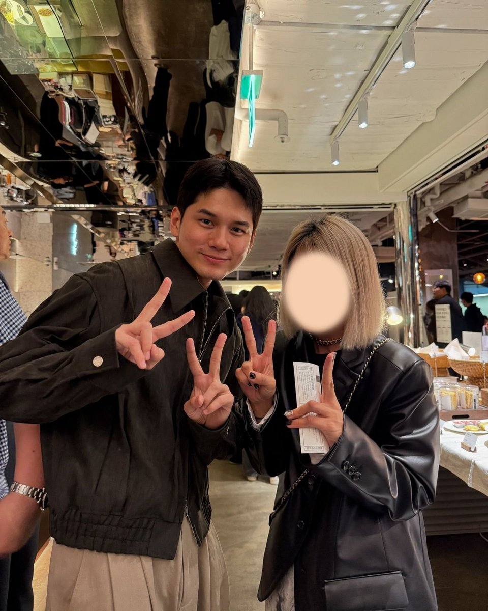 영화 VIP시사회 현장에서
리복 광고 관계자님이랑✌🏻🙂✌🏻

#옹성우 #ONGSEONGWU