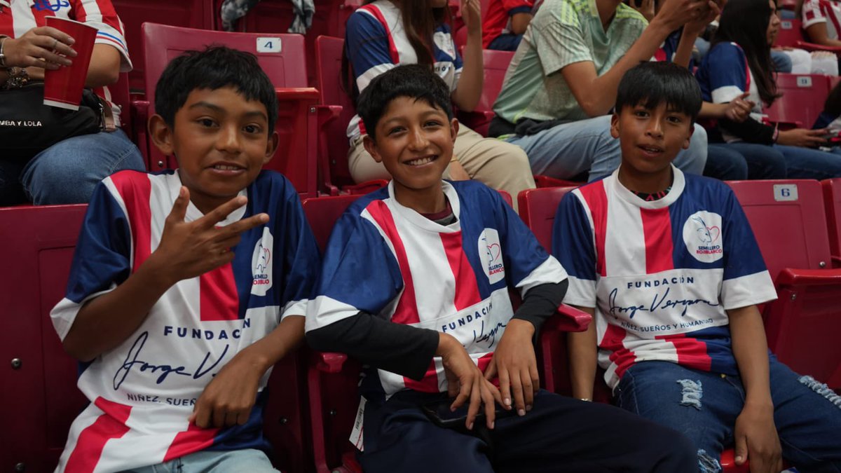 FJorgeVergara's tweet photo. Hoy invitamos al @EstadioAKRON a l@s beneficiarios de nuestro programa #SemilleroRojiblanco y de la asociación Treacher Collins México para disfrutar el triunfo de @Chivas 🎉

Esto es posible gracias a nuestra iniciativa #SueñaChivas❤️🤍 https://t.co/7tob2rjvkA