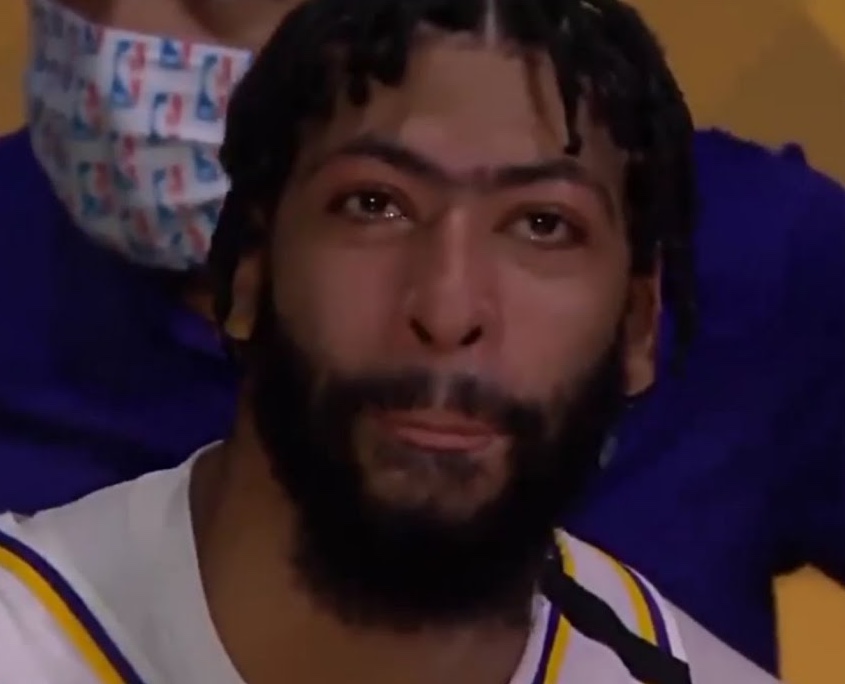 BleacherReport's tweet photo. Laker fans watching AD take over: https://t.co/Epa55gc4BQ