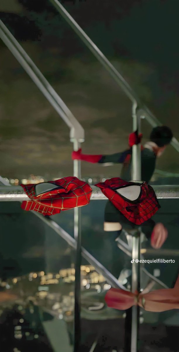 TobeyGifs's tweet photo. Tobey Maguire &amp; Andrew Garfield in Spider-Man No Way Home (2021) https://t.co/FuFZCCnMdk