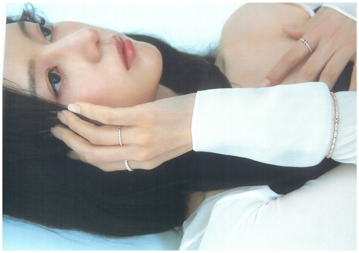 Wkorea 11월호 별책부록 Her Aura
Stonehenge #김지원 

얼레벌레 스캔이지만 공주님이 넘 아름다움 ♥