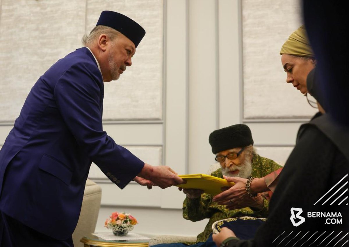 bernamadotcom's tweet photo. #KualaLumpur Yang di-Pertuan Agong Sultan Ibrahim berkenan mengurniakan Watikah Pelantikan Profesor Diraja kepada tokoh intelek Islam Tan Sri Dr Syed Muhammad Naquib Al-Attas di Istana Negara hari ini.

Turut hadir Perdana Menteri Datuk Seri Anwar Ibrahim.

📸 Zulfadhli Zulkifli | BERNAMA

#BernamaNews