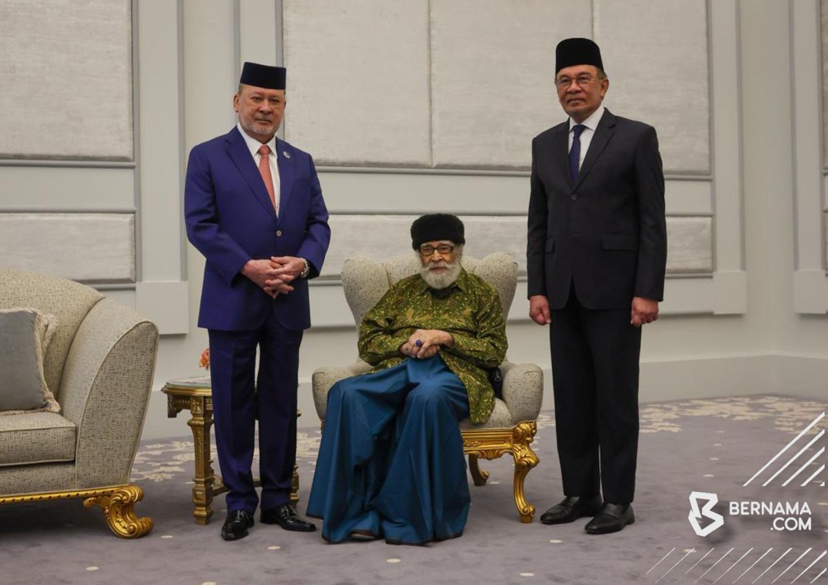 #KualaLumpur Yang di-Pertuan Agong Sultan Ibrahim berkenan mengurniakan Watikah Pelantikan Profesor Diraja kepada tokoh intelek Islam Tan Sri Dr Syed Muhammad Naquib Al-Attas di Istana Negara hari ini.

Turut hadir Perdana Menteri Datuk Seri Anwar Ibrahim.

📸 Zulfadhli Zulkifli