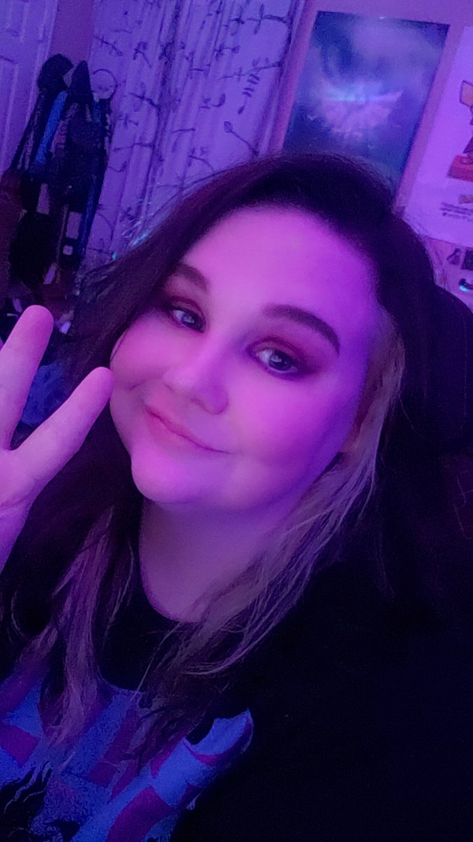 sunniebears's tweet photo. Obligatory 34th birthday selfie I guess 😁 https://t.co/hXM2hGTgmq
