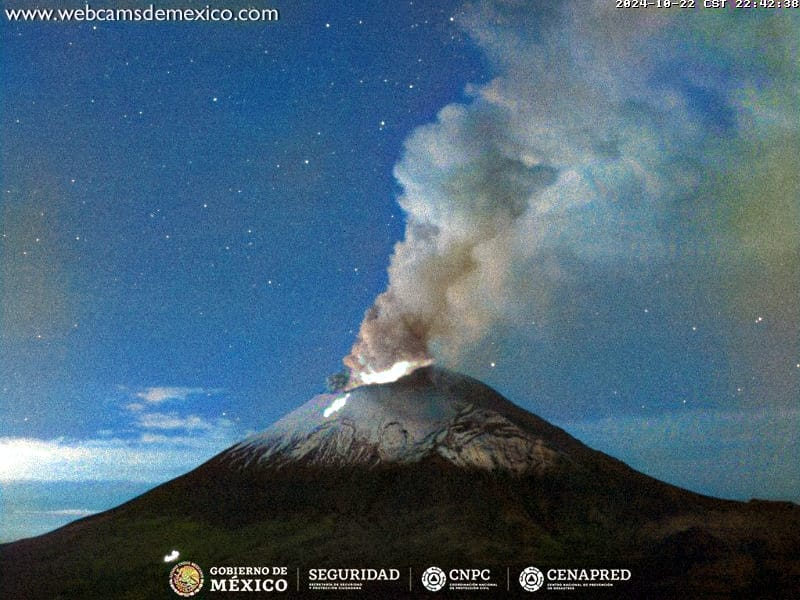 PreMxOficial's tweet photo. #AVISO ⚠️ | El #Popocatépetl ejemplificando su nombre: "El cerro humeante". 🌋💨

🟡 #Exhalaciones constantes de 2km de altura con contenido de gas y vapor de agua y ligera expulsión de material incandescente, mismo que cae en el cono volcánico. 💨

🧵: 1/2. https://t.co/S6BMN1Pz5H