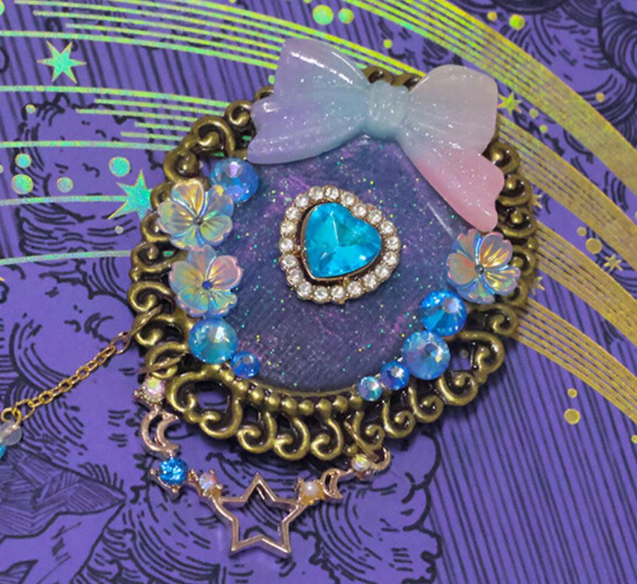 RT💜
제가 사랑하는 유유호빵 작가님이 작화를 맡은 <죽어줘, 라는 말을 들었다> 카카페 론칭했습니다!

RT주신 한 분께 미스티쉬 브랜드의 고퀄리티 엔틱 블루 브로치를 선물드립니다! :) (기호에 따라 치킨깊티로 대체가능!)