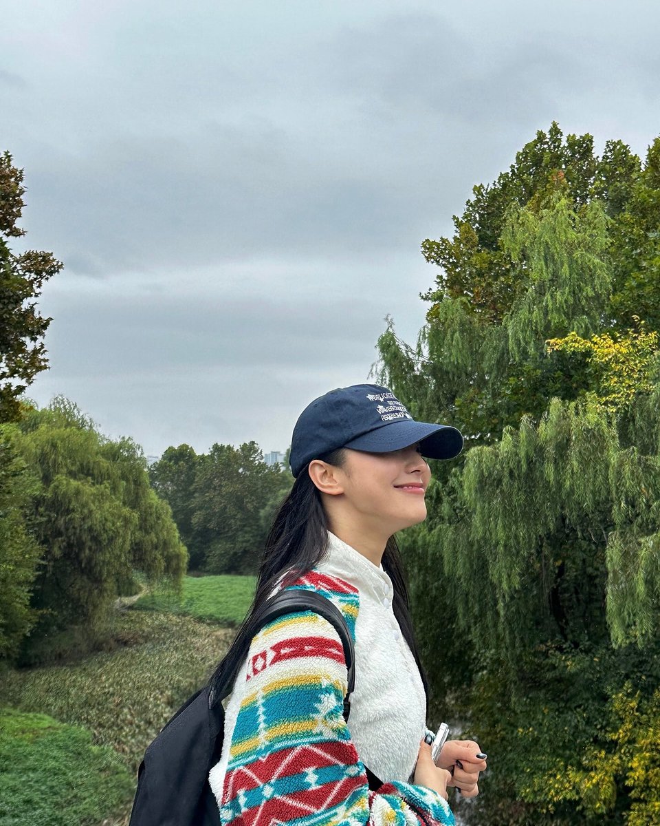 saerommse's tweet photo. Girl's too busy enjoying life in nature, becoming one without a single notification from anyone on her day off and ended up ditching her phone for days, simply admiring the views and taking the fresh Autumn air that feels crispy yet still is a bit warm. https://t.co/2fRBDQGHiE