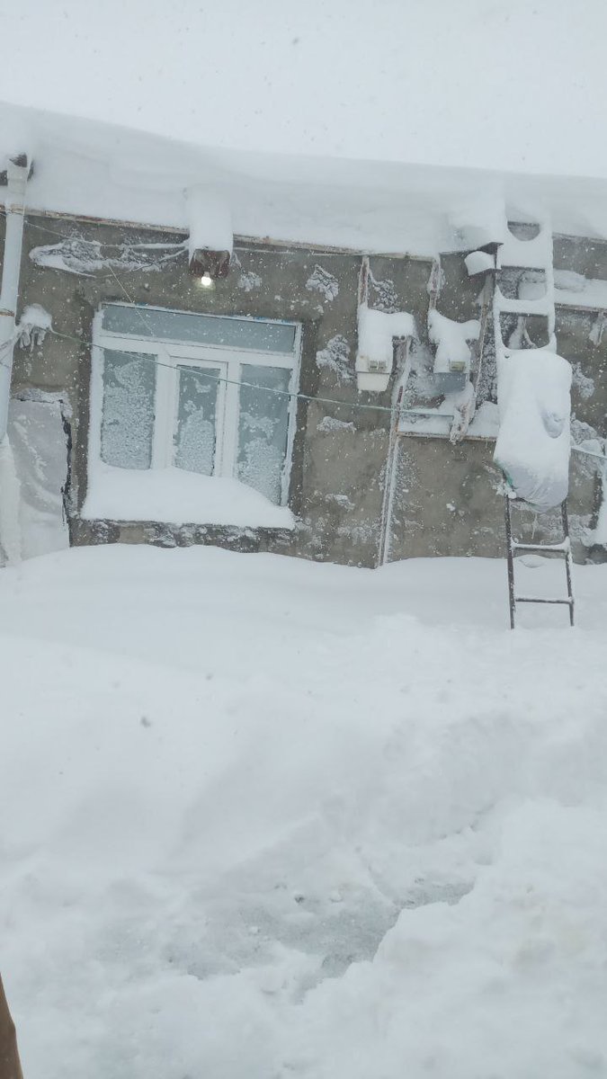 _Savalan_'s tweet photo. بارش شدید برف در روستای اسپراخون https://t.co/jWYWYE0H1O
