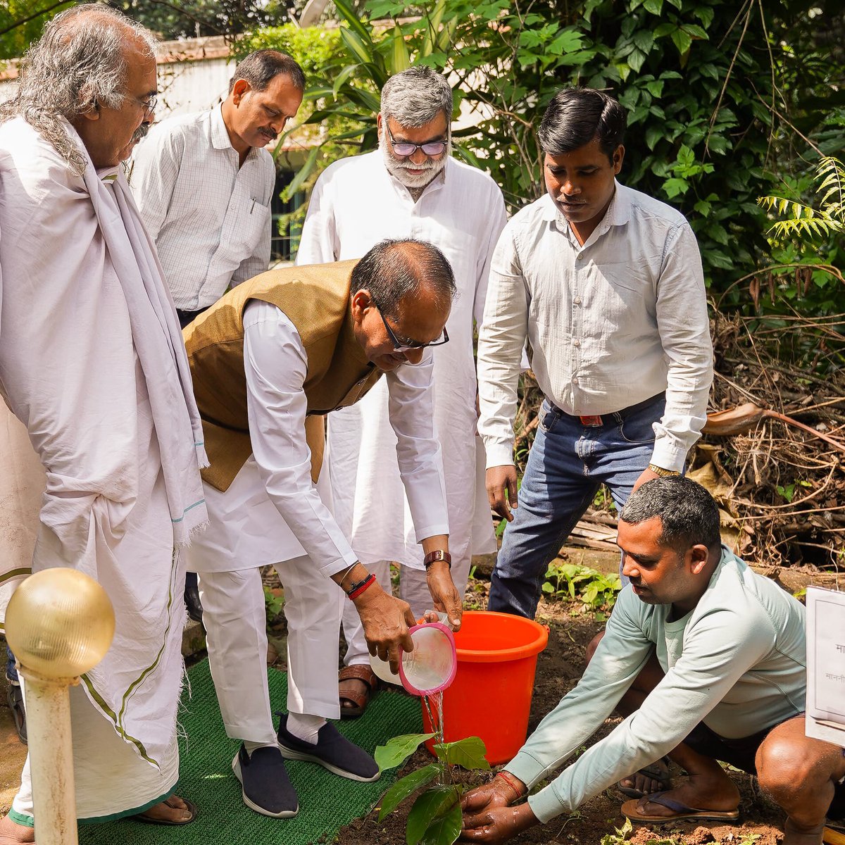 आज झारखंड के रांची स्थित विकास भारती संस्था परिसर में पद्मश्री से सम्मानित, विकास भारती के सचिव आदरणीय श्री <a href="/AshokBhagat_/">Ashok Bhagat</a> जी के साथ पौधा रोपा।

प्रकृति की सेवा हम सबका दायित्व है। आइये, हम सब मिलकर माँ समान धरती को हरियाली सौंपे।

#OnePlantADay