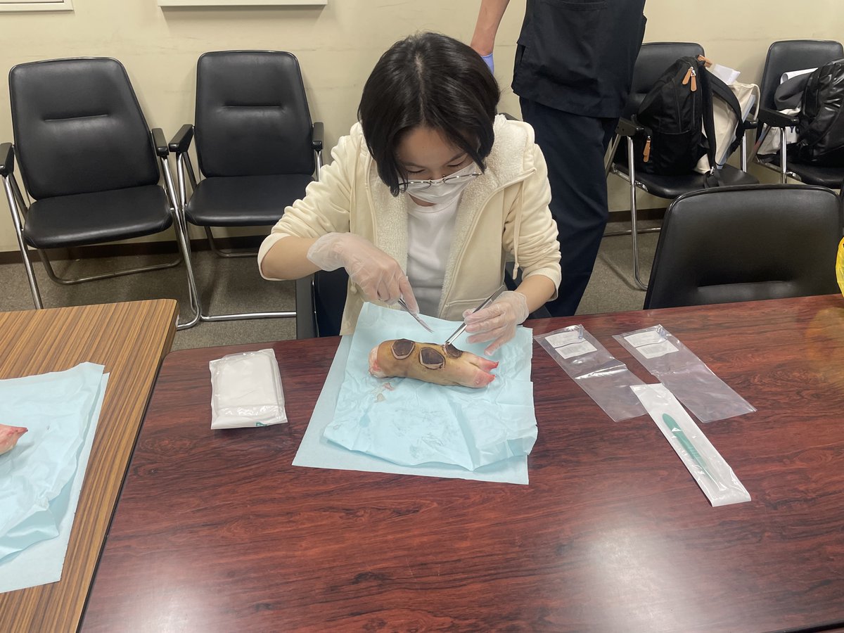 jadecom_np_ndc's tweet photo. 今週月曜日からNDC9期生は区分別の集合研修期間に入りました🥳2週間かけて筆記試験やOSCE等を行い、11月5日からはついに実習が始まります📣寒暖差に悩まされる日々ですが、体調に気を付けて全員で集合研修と実習を乗り越えましょう💪
写真は１日目に行ったデブリの練習風景です！毎年恒例の豚足...🐷 https://t.co/HooppHKwbQ