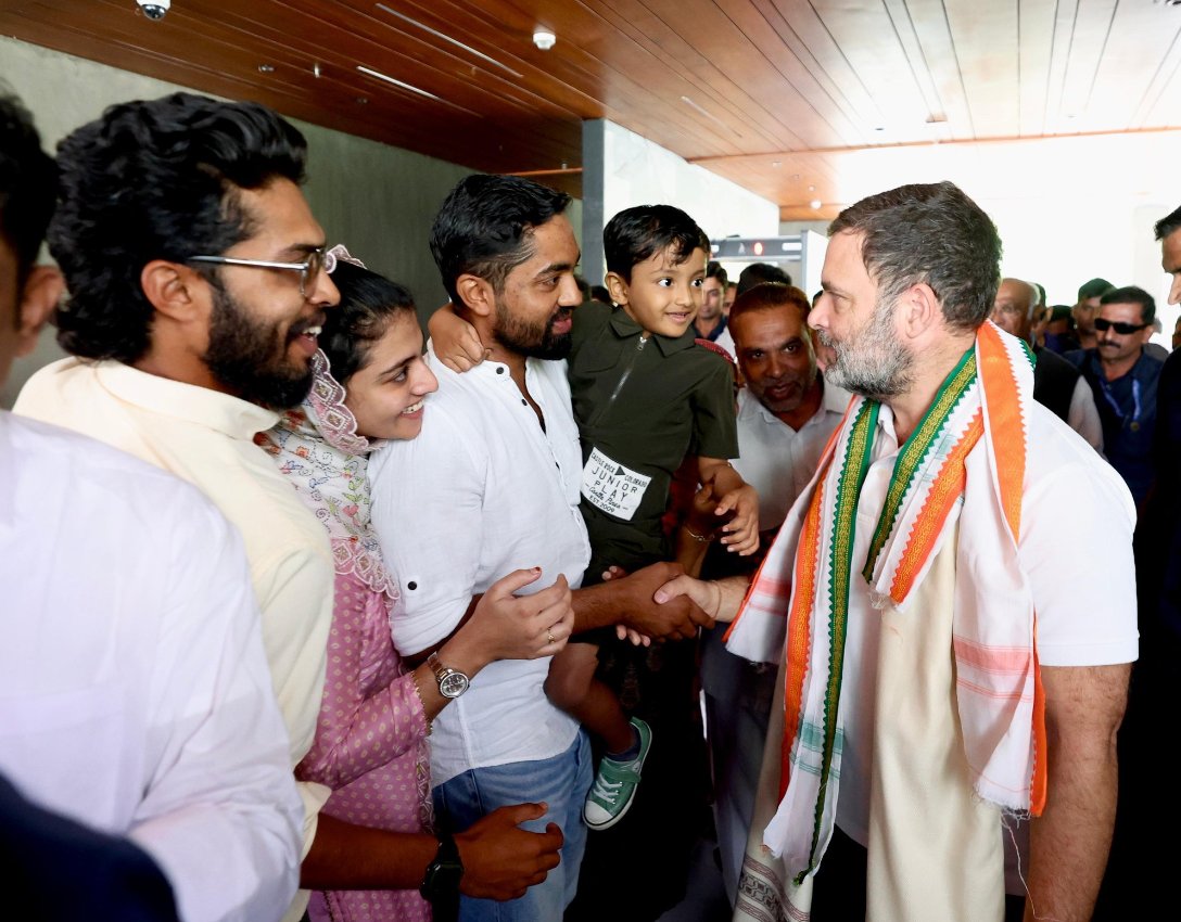 Assam Congress (@incassam) on Twitter photo Congress President Shri <a href="/kharge/">Mallikarjun Kharge</a> and LoP Shri <a href="/RahulGandhi/">Rahul Gandhi</a> received a warm welcome from the Congress leaders and workers in Sultan Bathery, Wayanad.
📍 Kerala
#Wayanadinte_Priyanka Congress President Shri <a href="/kharge/">Mallikarjun Kharge</a> and LoP Shri <a href="/RahulGandhi/">Rahul Gandhi</a> received a warm welcome from the Congress leaders and workers in Sultan Bathery, Wayanad.
📍 Kerala
#Wayanadinte_Priyanka