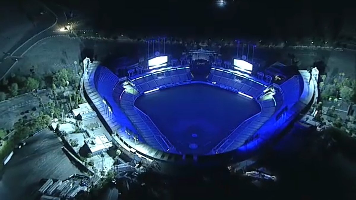 DodgersBeat's tweet image. Dodger Stadium is lit up in blue for Fernando Valenzuela tonight

📸 @abc7