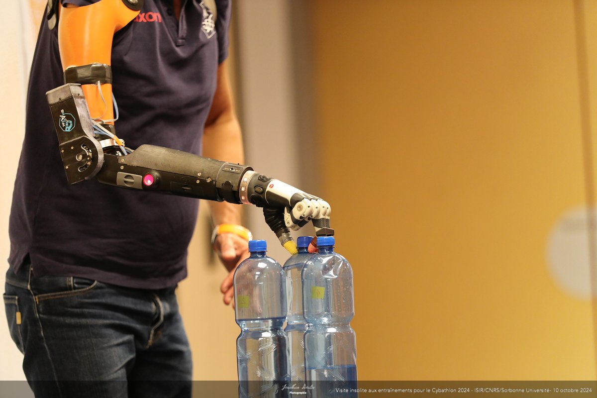 ISIR_labo's tweet photo. L’équipe SMART ARM, spécialisée dans le développement de prothèses de bras avancées pour les amputés transhuméraux
🦾 Catégorie Arm Prosthesis Race
🗓 Qualification le 26/10 de 11h35 à 12h30
🏆 Finale de la catégorie le 26/10 de 15h à 15h30

👉https://t.co/VBeSaFuZUp (2/4) https://t.co/HZG18yOYCC