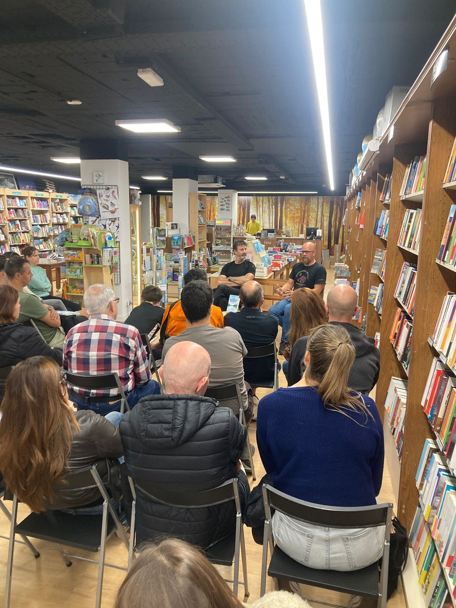Ahir vam presentar 'La travessia infinita' amb <a href="/adammartinsk/">Adam Martín Skilton</a> i Jere Mateo. Moltes gràcies a tots els que hi vau prendre part! 💚<a href="/arallibres/">Ara Llibres</a>