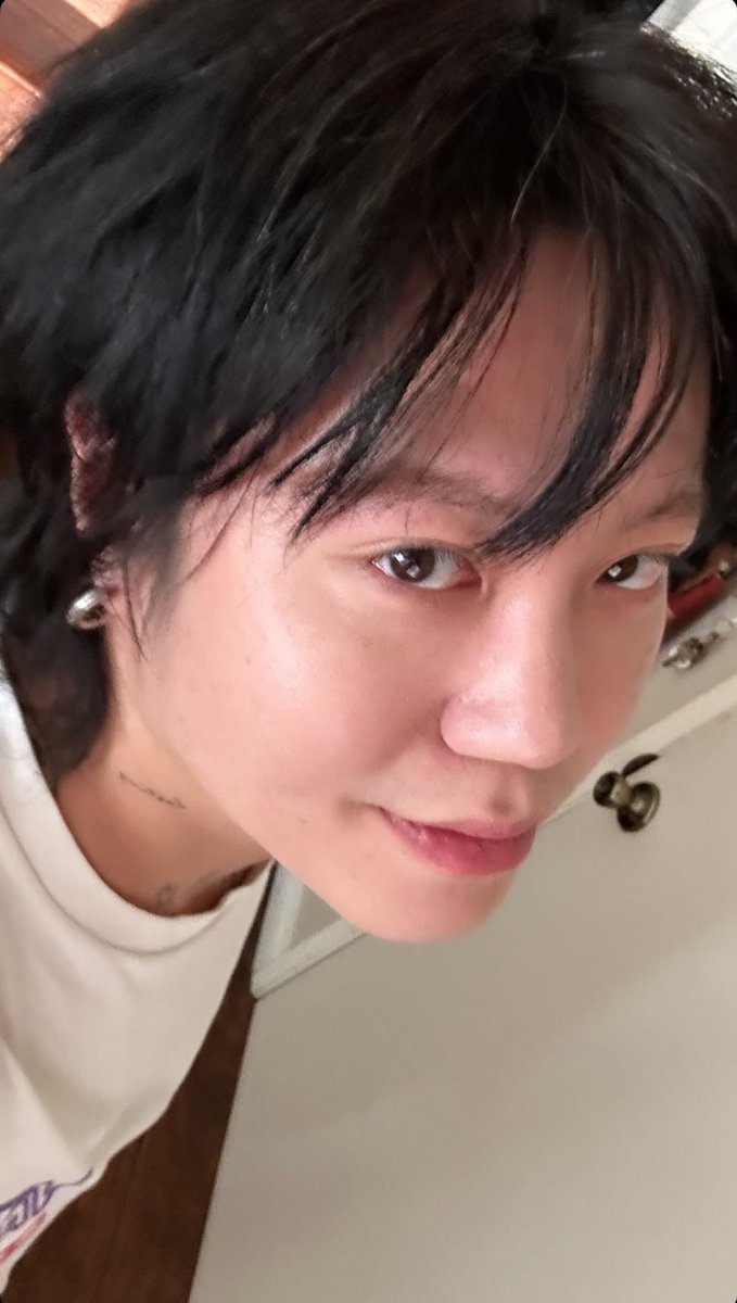 hourly bloo tweet media