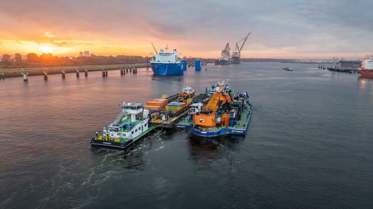 🔭 | 𝗦𝗽𝗼𝘁𝘁𝗲𝗱: 𝗣𝘂𝘀𝗵𝗯𝗼𝗮𝘁 𝗭𝗢𝗗𝗜𝗔𝗖
What do you think of this picture?

Our pushboat ZODIAC in action with a transport in port of Rotterdam!

More info about pushboat ZODIAC? Check out our leaflet 👉 bit.ly/4aWzlw9

#pushboat #towing
