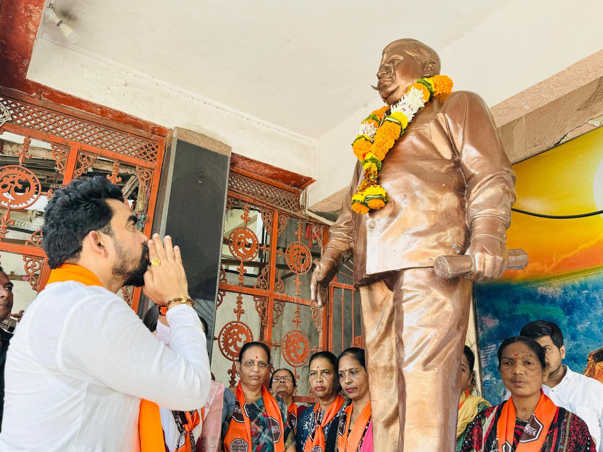 MeGajananKale's tweet photo. माथाडी कामगारांचे आराध्य दैवत, कै. आण्णासाहेब पाटील यांच्या वाशी येथील पुतळ्यास पुष्पहार घालून अभिवादन केले. 

#BelapurVidhansabha #बेलापुरविधानसभा
#परिवर्तन #Parivartan
#AnnasahebPatil #Mathadi #MNS #मनसे #NaviMumbai 
#नवीमुंबई #आपलाहक्काचागजानन https://t.co/pTDBtAlsVH