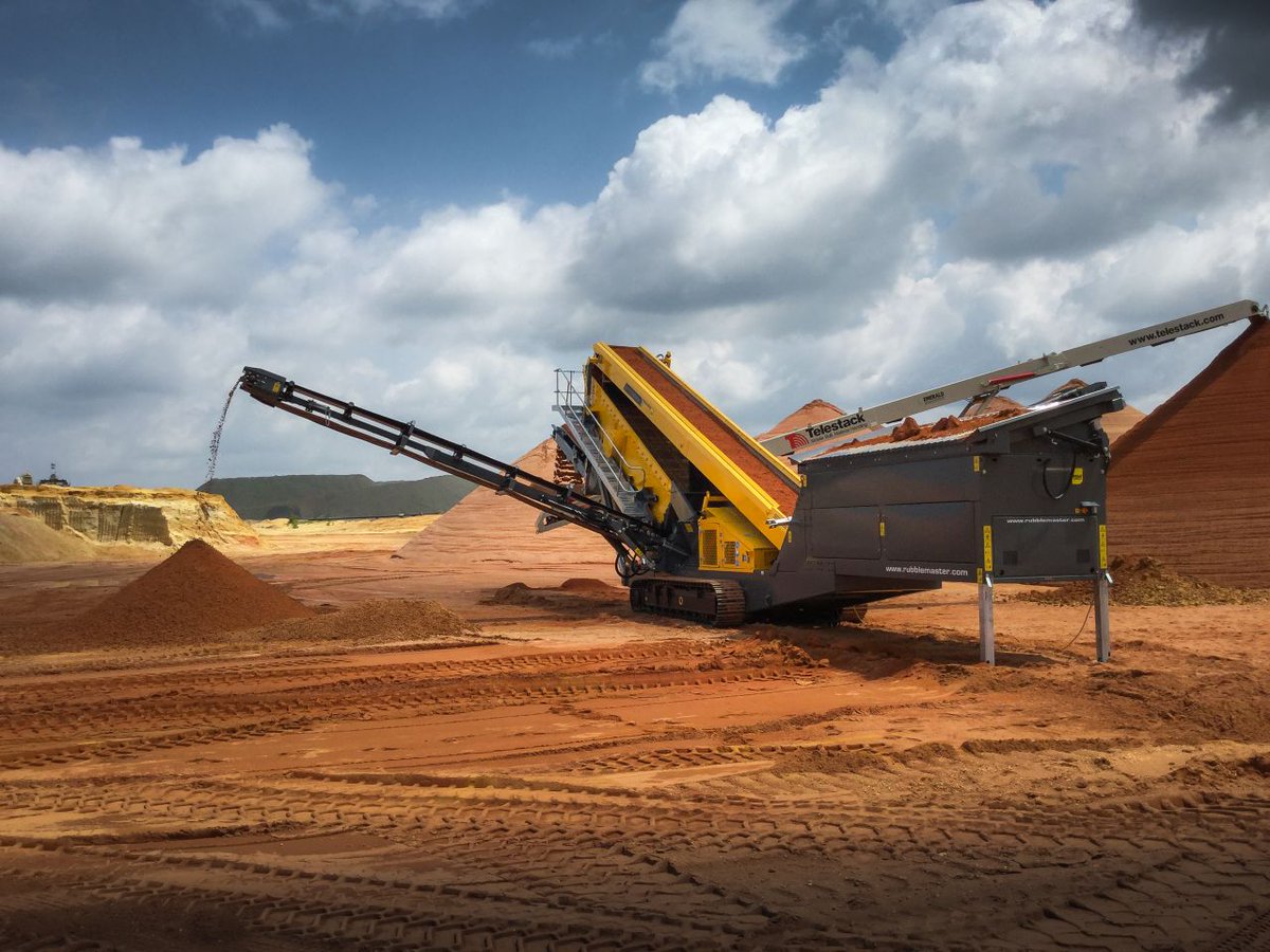 GCC_Olayan's tweet image. The RM MSC10500M incline screen boasts a spacious 6,700 x 1,525 mm screen box, delivering exceptional throughput and performance.

#RUBBLEMASTER #mobilescreening #keepcrushing #recycling #nextlevel #mobilecrushing #crushingandscreening #aggregates #recyclingequipment​ #scalpers