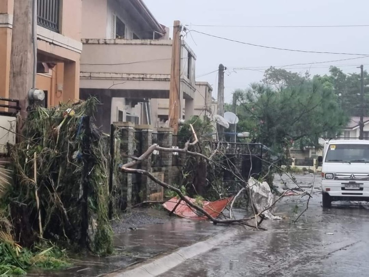 NewsPressPH's tweet photo. Maraming sasakyan ang nasira at mayroon pa raw na mga nawawala dahil sa pagbaha sa Camella Subdivision sa Naga City dulot ng malakas na ulan na dala ng bagyong Kristine. 😢😢
#KristinePH #Naga #PrayForNaga https://t.co/RieyEsFHL3