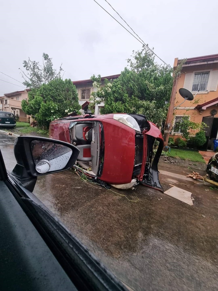 NewsPressPH's tweet photo. Maraming sasakyan ang nasira at mayroon pa raw na mga nawawala dahil sa pagbaha sa Camella Subdivision sa Naga City dulot ng malakas na ulan na dala ng bagyong Kristine. 😢😢
#KristinePH #Naga #PrayForNaga https://t.co/RieyEsFHL3