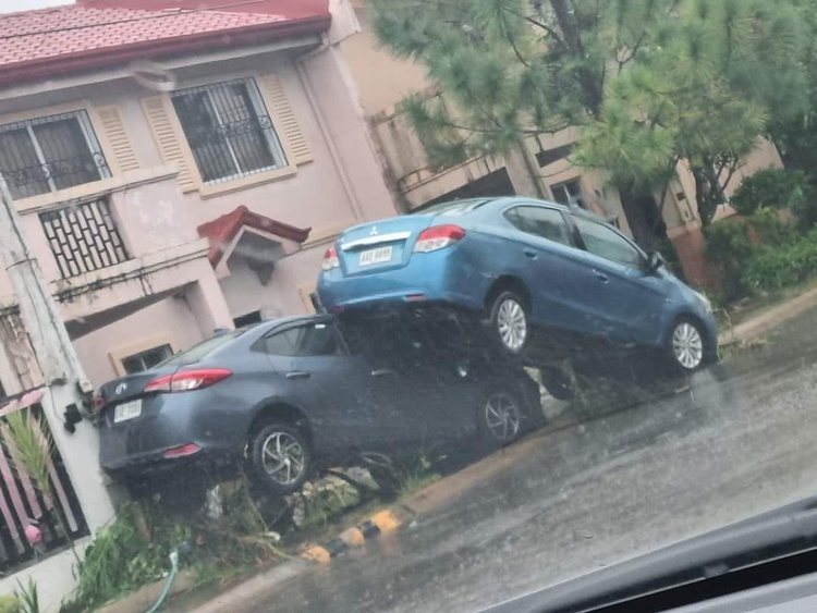 NewsPressPH's tweet photo. Maraming sasakyan ang nasira at mayroon pa raw na mga nawawala dahil sa pagbaha sa Camella Subdivision sa Naga City dulot ng malakas na ulan na dala ng bagyong Kristine. 😢😢
#KristinePH #Naga #PrayForNaga https://t.co/RieyEsFHL3