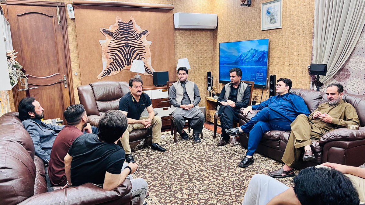 اپنے دیرینہ دوستوں کی طرف سے سالگرہ کی تقریب منعقد کرنے پر شکر گزار ہوں، 

احباب حلقہ، پارٹی دوستوں، سابق سٹوڈنٹس، کولیگز اور عزیزوں کی جانب سے تہنیتی پیغامات اور نیک خوہشات پہنچانے پر انتہائی مشکور ہوں۔