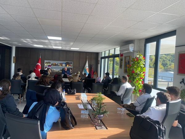 Yalova Üniversitesi Siyaset Bilimi ve Kamu Yönetimi bölümü 4. Sınıf öğrencileri, Doç. Dr. Sayın Salih Batal ile birlikte, Başkanımız Mehmet Temel’i makamında ziyaret ettiler.