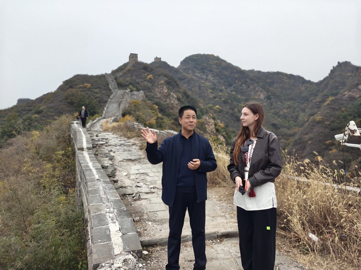 poly9429's tweet photo. 长城保护员为乌克兰国际友人讲解水下长城~ https://t.co/3vRhqFYMmu