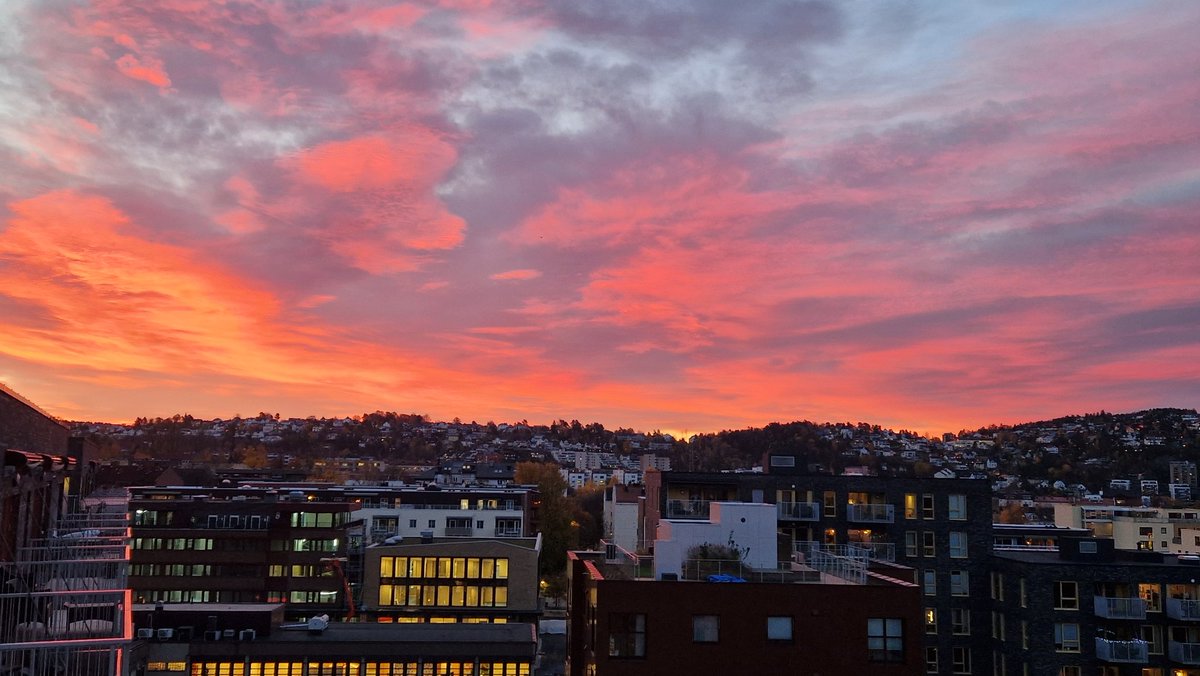 Siddharth Sareen (@sidsareen) on Twitter photo Glorious sunrise on a day when we get to hang out with Tim Mitchell <a href="/TIK_senteret/">UiO – TIK-senteret</a> <a href="/UniOslo_SVfak/">SV-fakultetet UiO</a>! But first, I'm psyched to give a webinar to the Strong SSH Nordic network, on the sociocultural legitimation of urban mobility transitions. Love the beating pulse of days like these! Glorious sunrise on a day when we get to hang out with Tim Mitchell <a href="/TIK_senteret/">UiO – TIK-senteret</a> <a href="/UniOslo_SVfak/">SV-fakultetet UiO</a>! But first, I'm psyched to give a webinar to the Strong SSH Nordic network, on the sociocultural legitimation of urban mobility transitions. Love the beating pulse of days like these!
