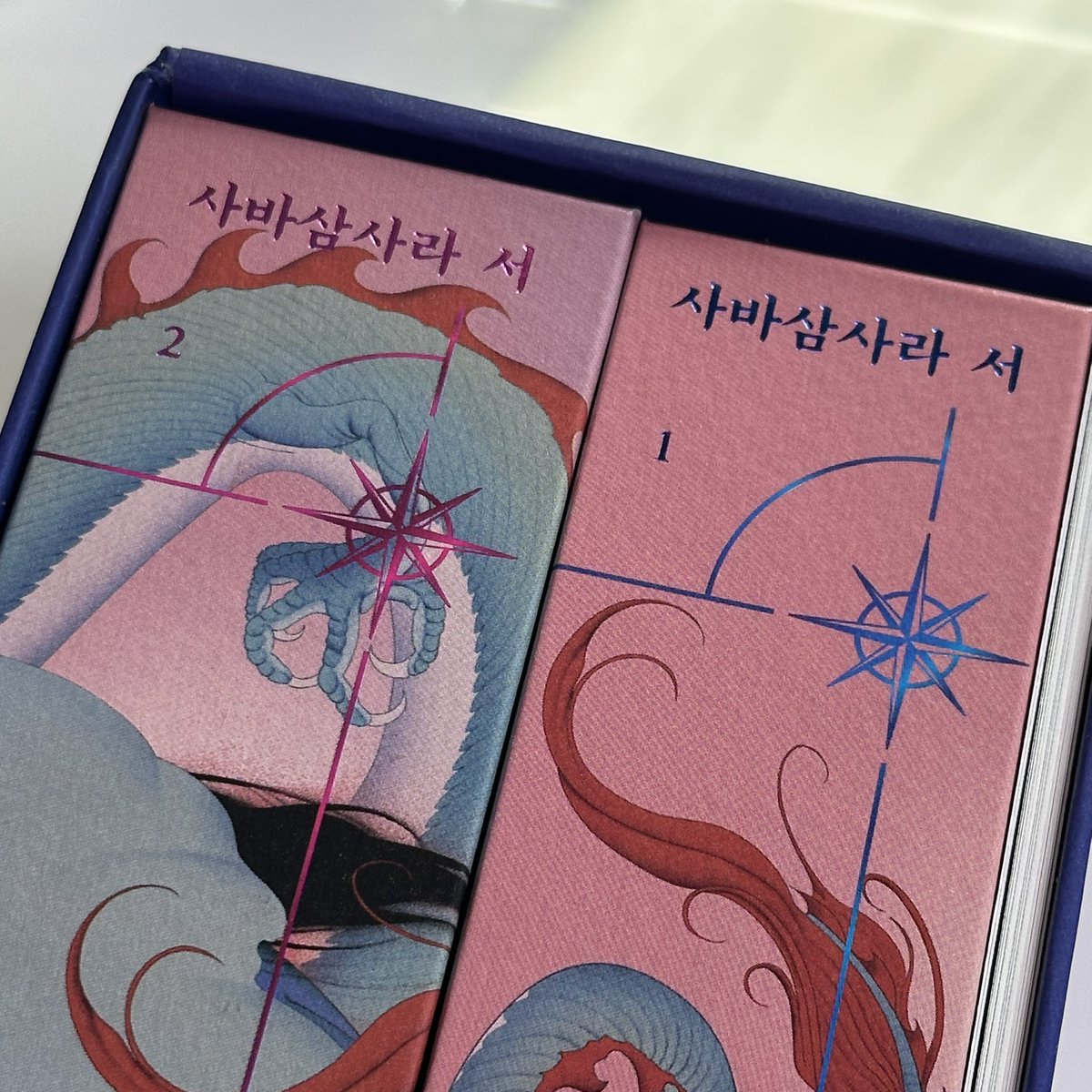 32raclee's tweet photo. #rt #rt이벤트
한 분께 『사바삼사라 서』 1,2권 세트 
>친필사인본< 을 보내드립니다!
.
『사바삼사라 서』는 김보영 작가님이 새로운 필명인 J. 김보영으로 출간하는 첫 책이랍니다! 엄청난 두께에서 볼 수 있듯�� 방대한 이야기를 담은 책입니다 〃'ᴗ'〃
.
람한 작가님의 동양풍 오��트적인 일러스트와 작가님의 거대한 세계관이 잘 어우러져서 소장가치가 높은 책입니다!
