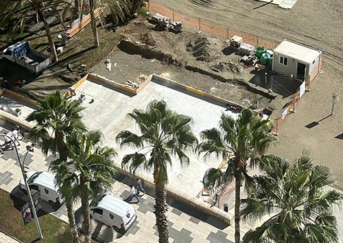 _ElObservador_'s tweet photo. Vecinos de La Malagueta siguen denunciando la privatización de la playa por la ampliación de los chiringuitos, que supondrán un gran impacto visual y van impedir “que la gente que va caminando por el paseo marítimo vea el mar”
https://t.co/AIOUUS5IPZ https://t.co/CXErSWQaR3