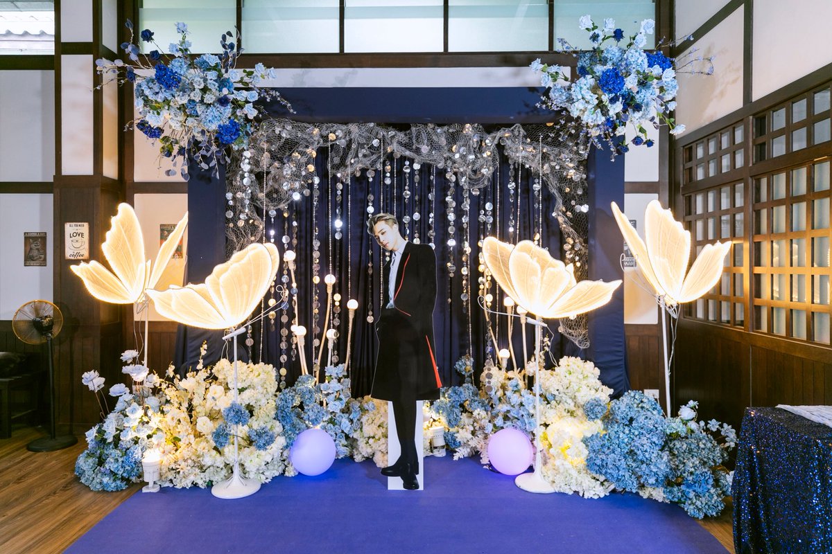 betterm_shop's tweet photo. ขอแปะเครดิต ให้กับผู้อยู่เบื่องหลัง #jiminbloomingpjth จาก #BetterMProjects คับ นอกจากสปอนแต่ละคนที่ส่งของ ส่งเงินมา support ที่เคยลงเครดิตไปแล้ว แม้โปรเจกต์นี้บีมจะลงมือทำเองคนเดียว แต่แน่นอนว่ายังมีทีมงานเบื้องหลังอีกมากที่เป็นส่วนสำคัญในงานค่ะ
เริ่มที่ ตกแต่ง มุมหลักที่หลายคนชอบกัน จาก Seasonray Wedding planner