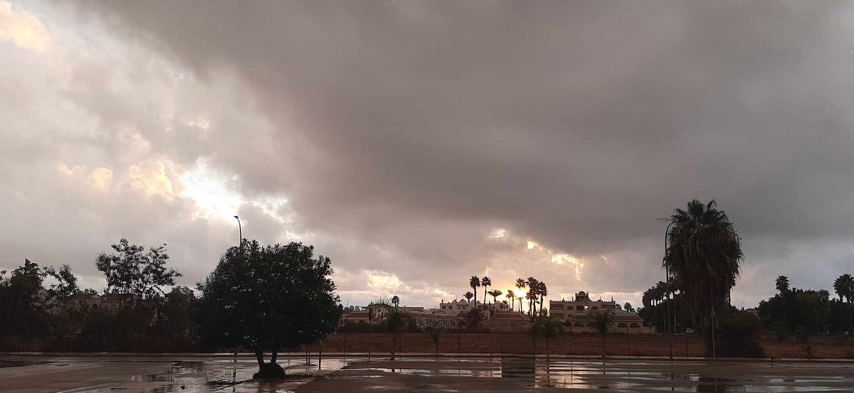 Poquito a poco el sol se abre paso entre las nubes...

Buenos días de miércoles!!!

#ViveLosAlcázares #marmenor #turismo