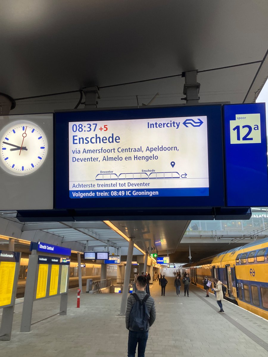 RensBloom's tweet photo. @NS_online scherm 11102 te Utrecht Centraal is vastgelopen, de andere schermen geven wel de juiste trein aan. Kunnen jullie dit scherm resetten? https://t.co/aGhlnDtx3H