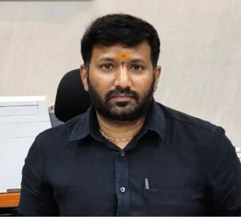 DeccanChronicle's tweet photo. Senior IAS officer D. Amoy Kumar, a former collector of Rangareddy and Medchal Malkajgiri districts during the #BRS government, appeared before the Enforcement Directorate for questioning on Wednesday, accompanied by a lawyer.
#AmoyKumar #IAS #ED #Hyderabad #Telangana https://t.co/jAY5jZJqbc